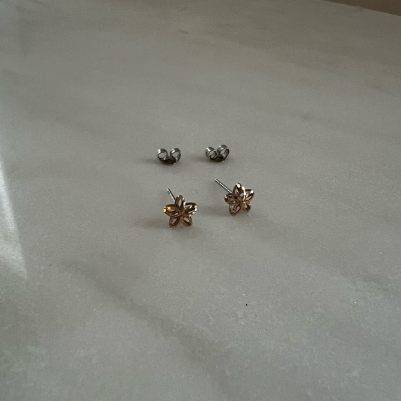 18k solid good flower stud earrings - Picture 2 of 6